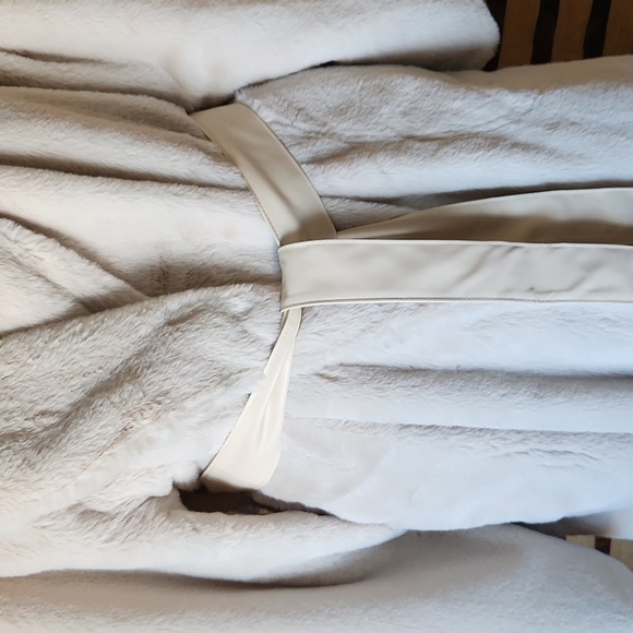 Minky Couture faux fur long coat - Picture 9 of 11